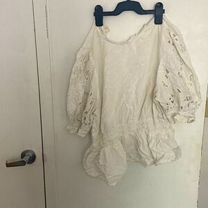I’m selling this formal white shirt
